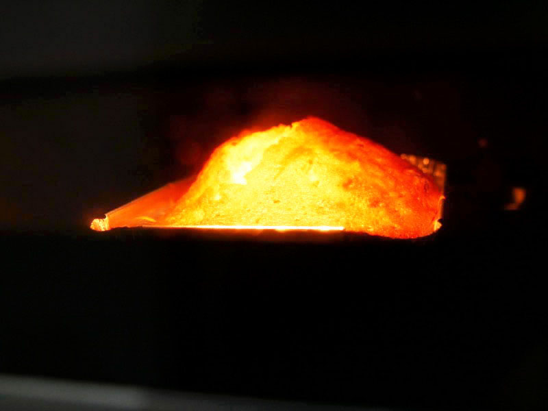 窓をのぞくと真っ暗だが、照明ボタンを押すと明るくなり、中が確認できる