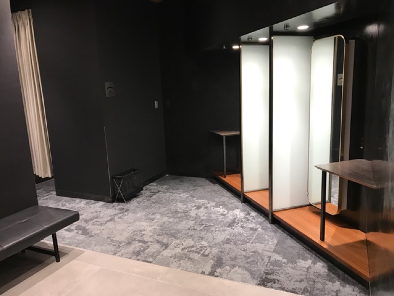 おまけ。男性トイレにはフィッティングルームもある。女性トイレにはパウダールームもあるらしい