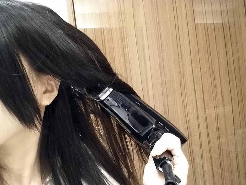 乾きにくい根元も、スカルプエステでマッサージしながらだとストレスなく乾かせる