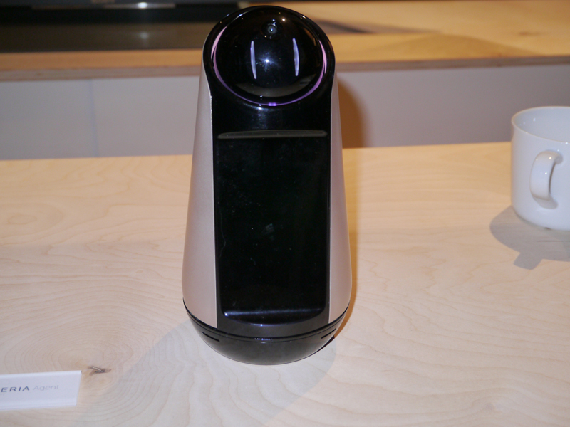 ソニーも画像や音声を認識して機器とも連携するロボット型デバイス「Xperia Agent」を展示していた