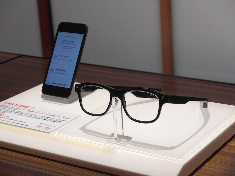 「JINS MEME」ユーザーの姿勢や、視点の移動、まばたきを検知し、集中力をモニターするメガネデバイス