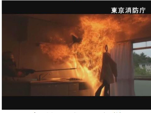 調理機器の使い方を知らずに使用したことによる火災が増えるという。写真は、天ぷら油を加熱中に出火、消火のため鍋に水を入れたところ。天ぷら油に水を入れると、炎が拡大する