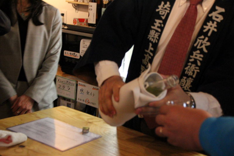 保冷バッグは瓶に巻きつけられるためサーブしやすい