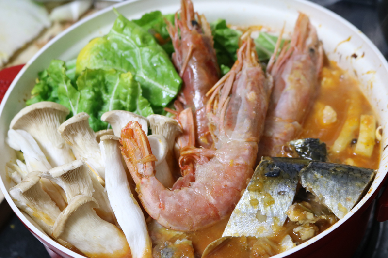 ブイヤベースを煮込みます。大人2人と幼児1人なら十分な容量