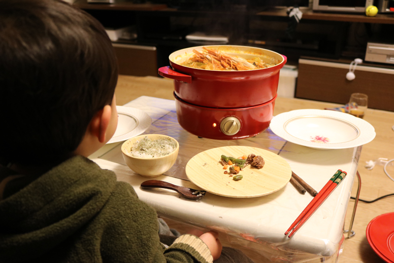 机の上でぐつぐつ。コンパクトなので省スペースでも問題なく設置。高さがあり、息子がいても安心して使えました