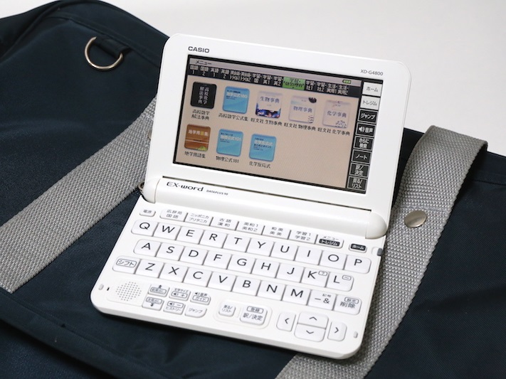 カシオ「EX-word XD-G4800」。これが高校生モデルだなんて、1人で英語辞典を編纂したサミュエル・ジョンソン博士も激おこです