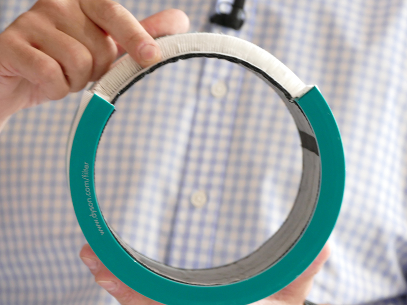 新しいフィルターは、活性炭の量を従来の3倍以上に変更。様々な公害ガスにも対応する