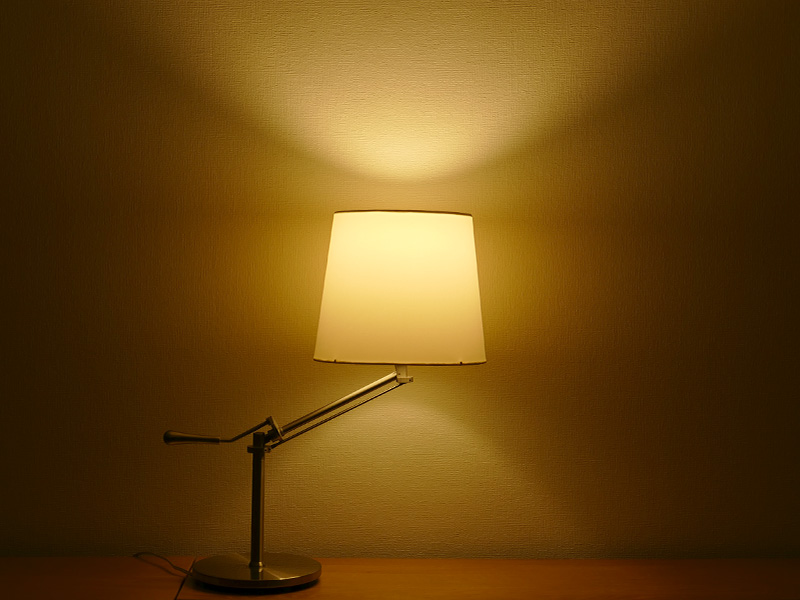 ランプを上向きにして、スタンドに取り付けた様子。下方へも光が拡がり器具の雰囲気を引き出している