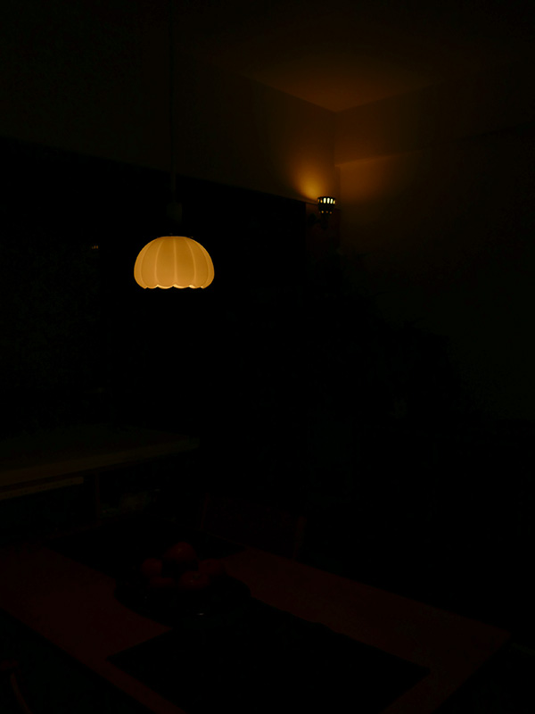 ほの暗い明るさまで調光できるので、常夜灯としても活用できるだろう