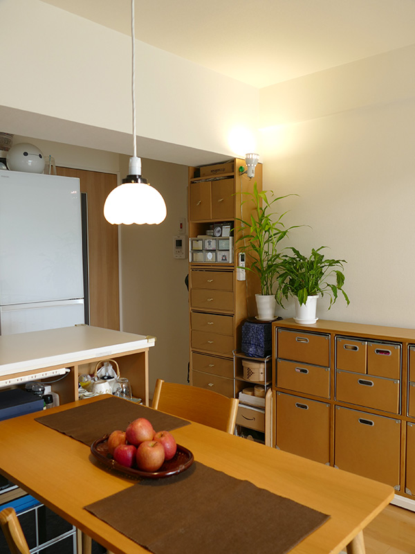 外光が入る時の「電球色(2,700K)」はチグハグな印象を受けるかもしれない。だが、休日の朝のまどろみには悪くない印象だ