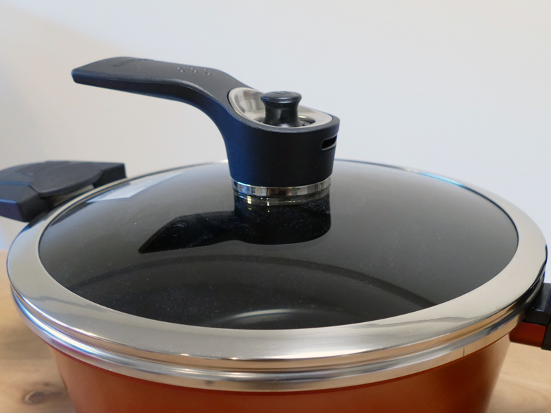 フタ上部には、水蒸気が出るバルブが設けられている