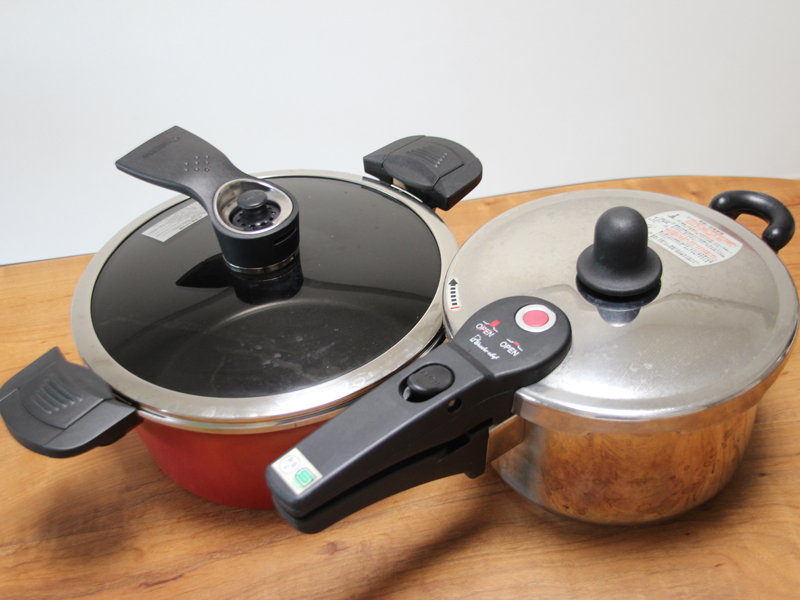 圧力鍋(右)よりは使い方も簡単で、お手入れも楽