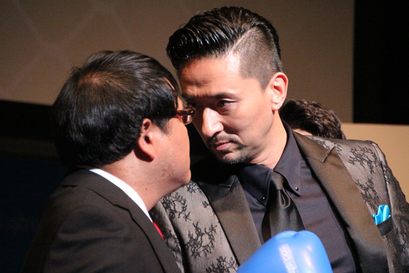 睨み合う場面も