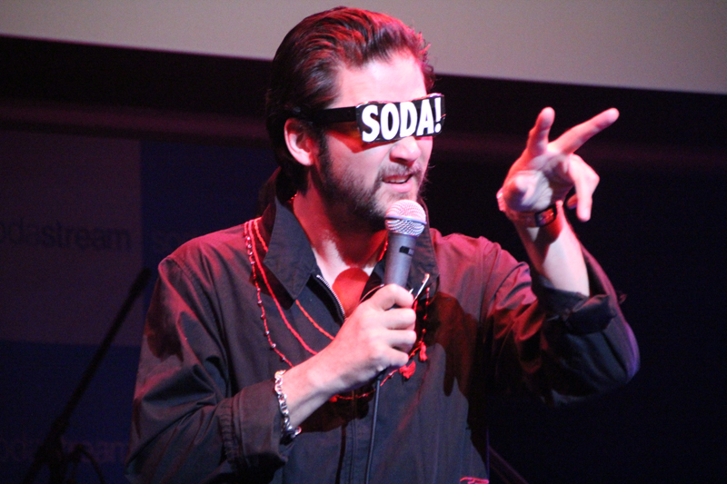 いつもライブで掛けているというSODAサングラスも用意