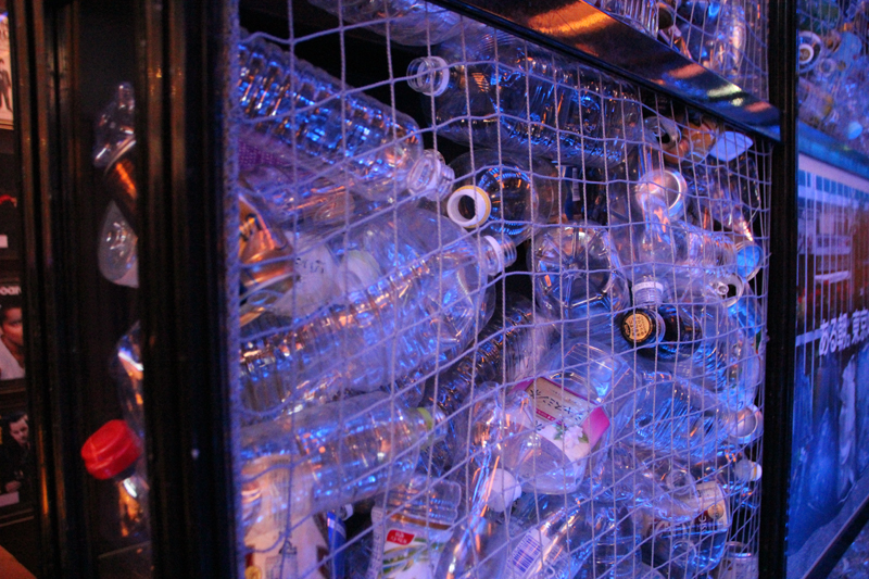 会場には、ペットボトルゴミの展示物も