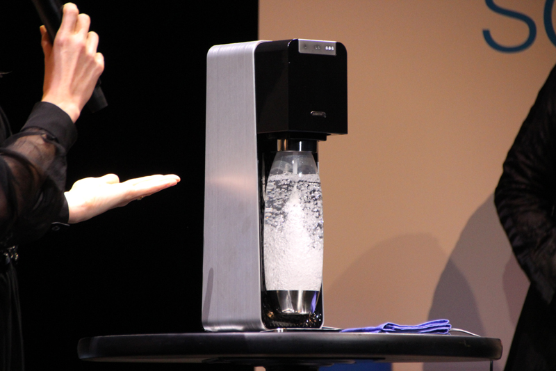 水道水を入れたボトルをセットしてボタンを押すとガスが注入され、炭酸水になる