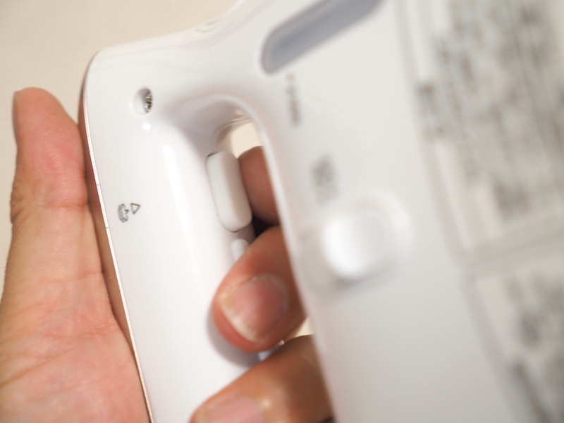 蒸気を噴出させるトリガー(スチームボタン)。押すと蒸気が吹き出し、離すと止まる