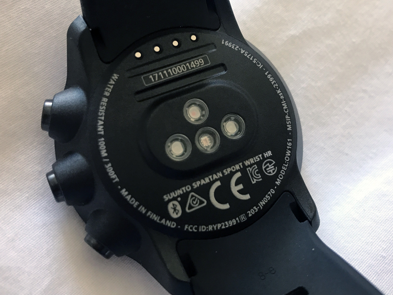 世界最高峰の技術力を誇る米国バレンセル社の光学式心拍測定の技術を採用。他ブランドが測定のためのLEDを1～2個の採用に対して、このモデルでは3個使用し、より正確な心拍測定が可能になっている