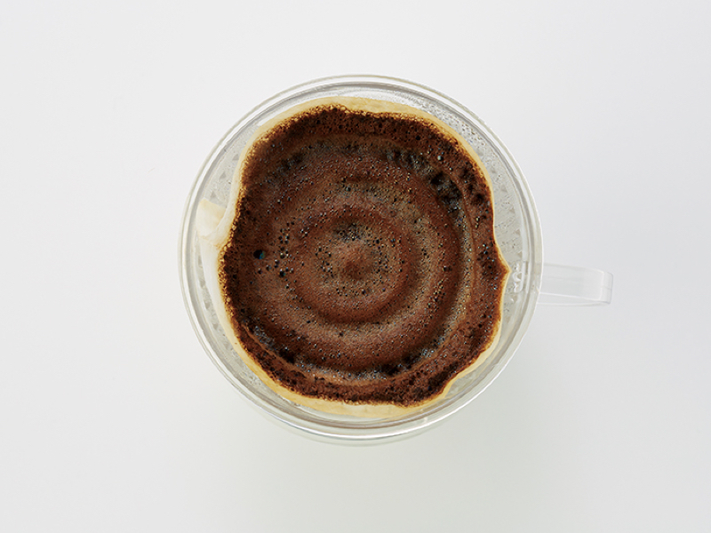 「の」の字を描くようにコーヒー粉にお湯が注がれる