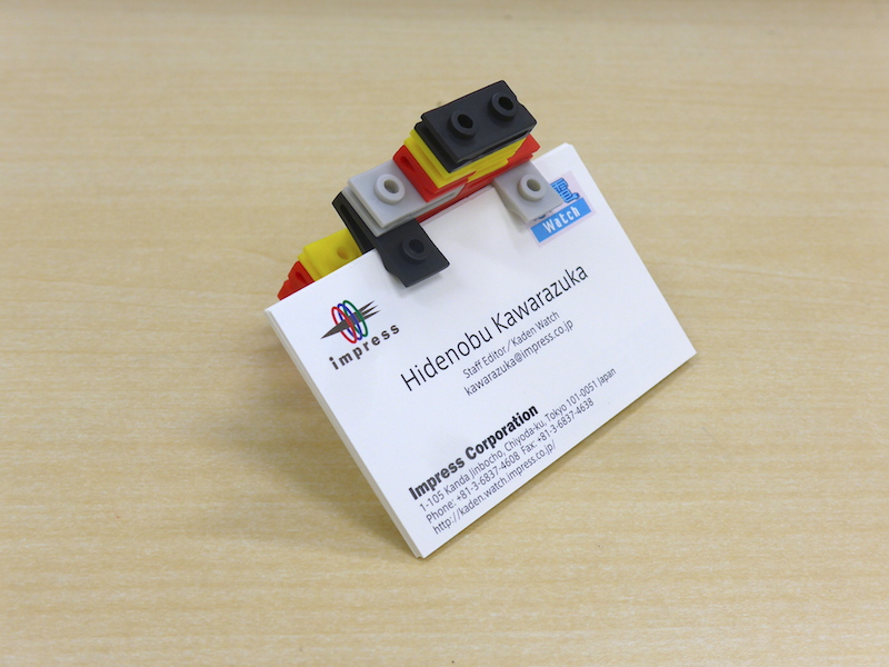 名刺を4-5枚挟むと、コテッと前のめりに。この方が名刺が見やすい角度になっていいかも