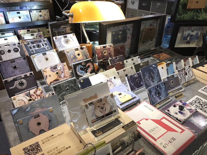 店頭に並んだPaperShootのバリエーション。初めて見ると、「なにこれ?」と吸い寄せられる