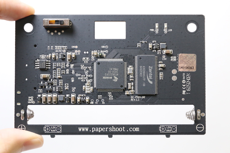 PaperShoot本体(手前側)。基板萌えするよね。上部に開いているのがファインダー。乾電池を入れるスペースもぽっかり空いています