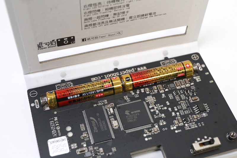 電池は単4形2本。USBでの駆動も可能