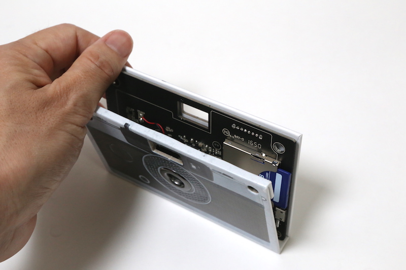 サンドイッチのように本体を紙ジャケットで挟み込みます