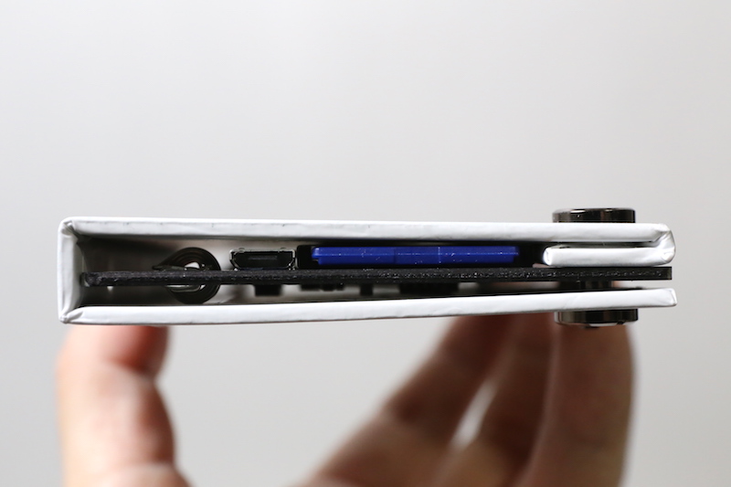 サイドから見たところ。SDカードは横から着脱できます