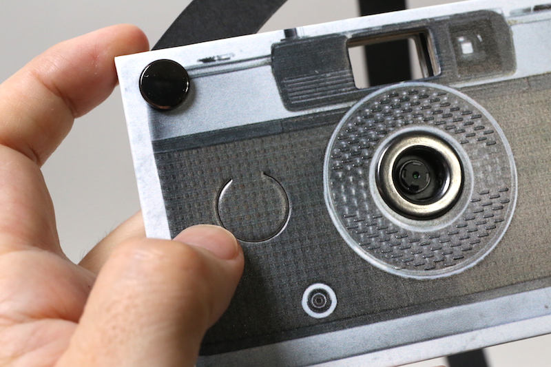 シャッターボタンは、紙に切れ込みが入っていて、押すと基板のボタンが反応する仕組み