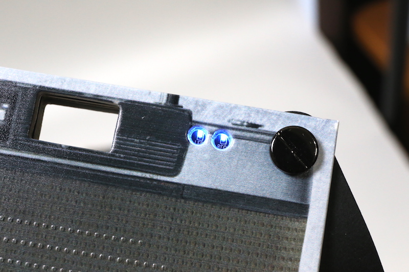 LEDが2つあり、撮影準備完了や記録時に点灯する