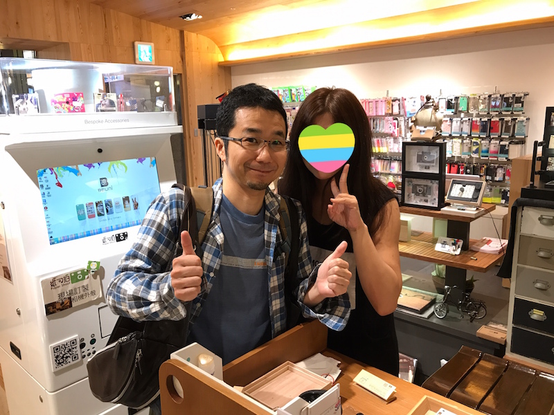 なぜかお姉さんと2ショット写真。旅の恥は何とかってやつです