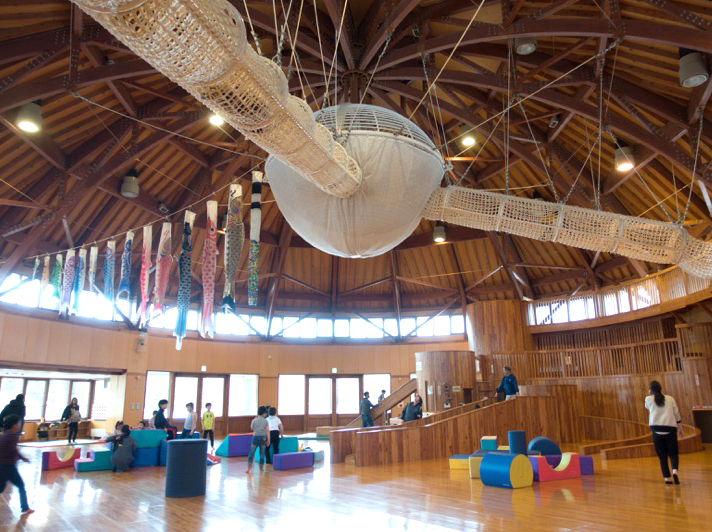 早速「わくわくエッグ」の中へ。天井から吊るされた遊具のインパクトがすごい! タイミング的に鯉のぼりが飾られていた。