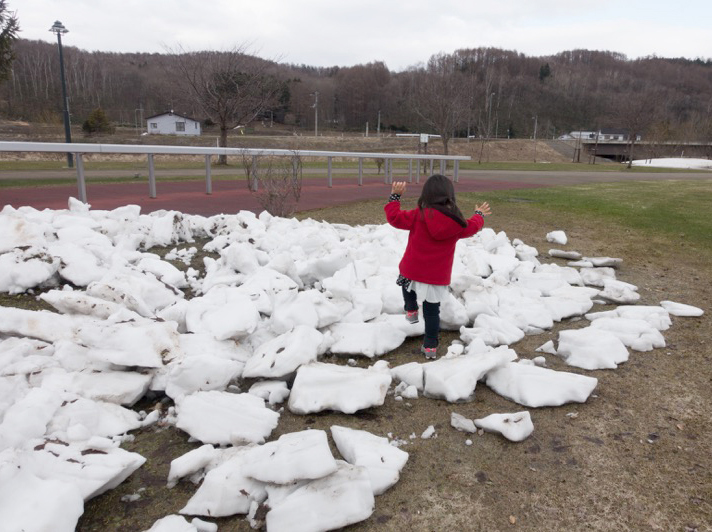 遊具は雪解け水で使えなかったので雪で遊ぶ娘。「手が痛い」とのこと。そりゃそうだ
