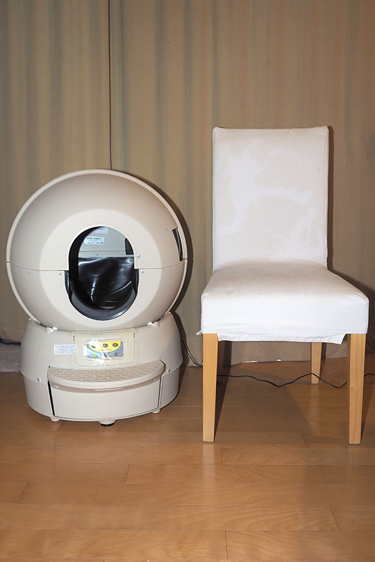 サイズは、幅50×奥57×高74cm。質量は約8.1kg。椅子一脚分程度のサイズ感です。試用前は「かなり大きそうだなあ」と思いましたが、実際に設置してみると「そんなに場所を取らないんだな」という印象になりました。設置も電源を差すだけなのでカンタンです