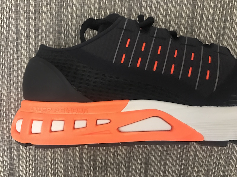 ミッドソール内側のオレンジ部分の硬度を上げることで、脚の倒れこみを抑制し、着地から蹴り出しまでの正しい体重移動をサポート。それでいて走行時の不快な硬さをランナーに感じさせない