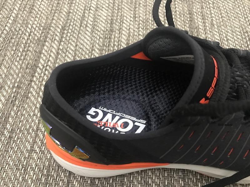 シューズ内部の段差をほとんどなくした足を包み込むような構造のスピードフォームの採用により、シューズを履くのではなく着るような感覚を与えてくれる