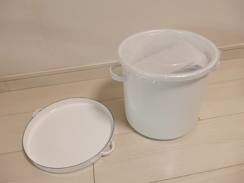 ひかり味噌の「国産素材 みそ造りセット」。野田琺瑯の保存容器がセットになっている