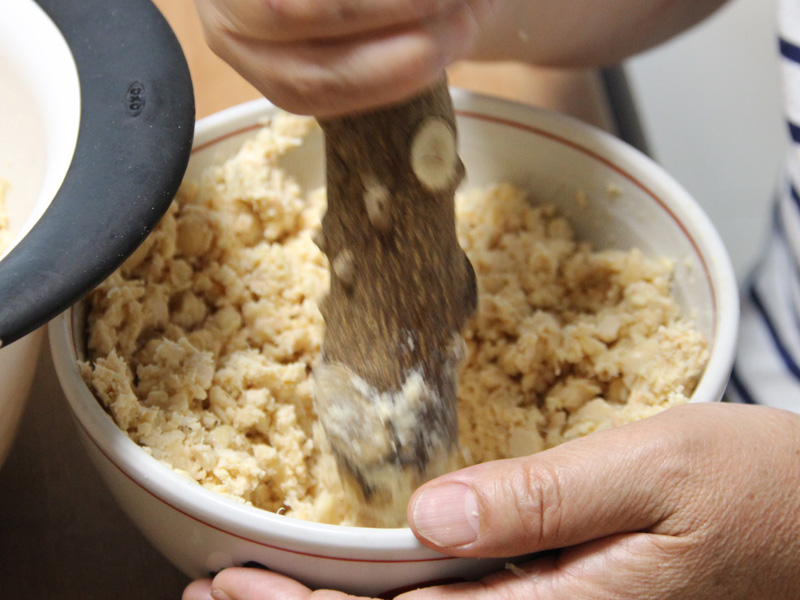その後、すり鉢でなめらかにつぶした