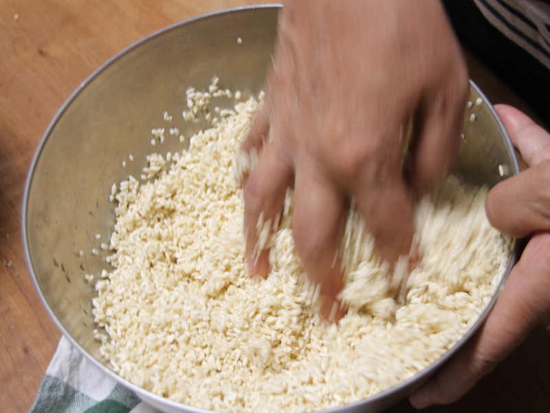 大きなボウルで糀と塩をよく混ぜ合わせていく