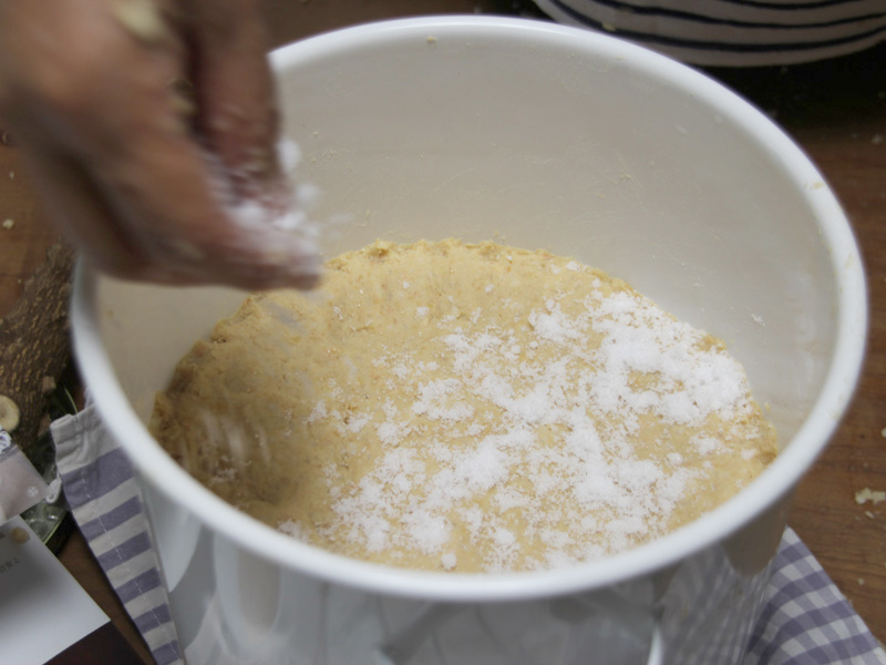 保存容器に詰め終わったら上から塩をかける