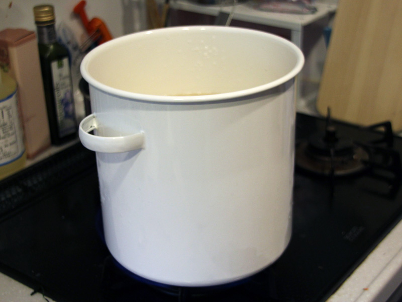 保存容器はそのまま火にもかけられる。この容器を使った場合、煮込み時間は約6時間ほど。圧力鍋などを使えば時間が短縮できる