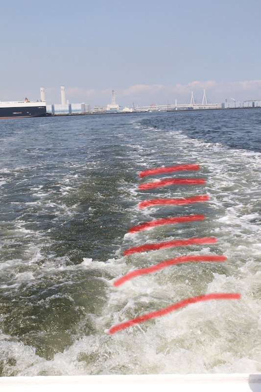 薄く赤い部分がパターン。水中にもこの線はつながっていて、スクリューから1本の螺旋状の渦巻きができている。海上には螺旋の一部が見えているというわけ