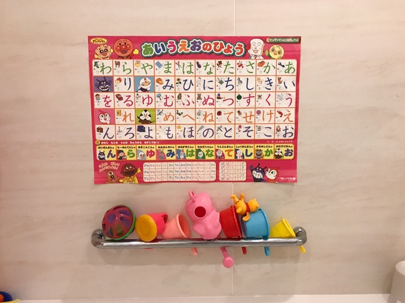 年季物で失礼します、我が家はこのように親の手が届く距離に貼っている