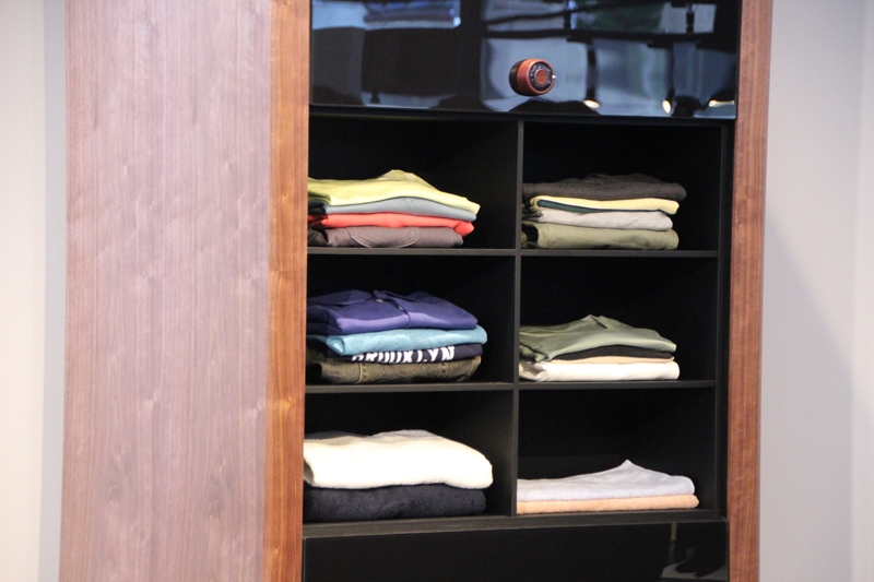 衣類を投入するだけで、ロボットアームが折りたたみ、仕分けまで行なう