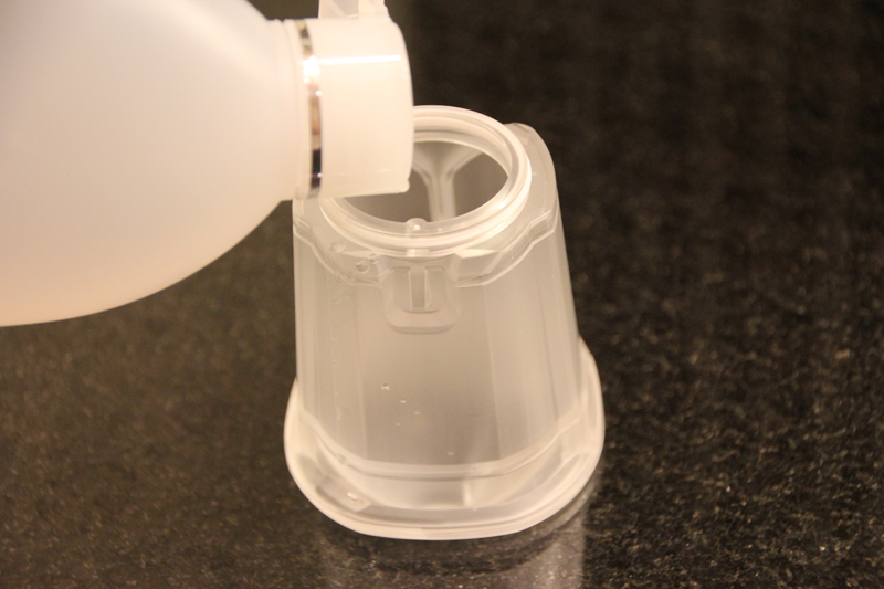 まずはタンクの下の線まで洗浄水を入れる