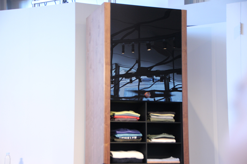 たたんだ衣類は6つの棚に仕分けられる