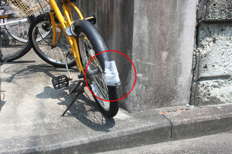 こんな感じで日の当たるところで地上高30cmの10分間ごとの気温の変化を調べた。ペン型をしているのが温度計