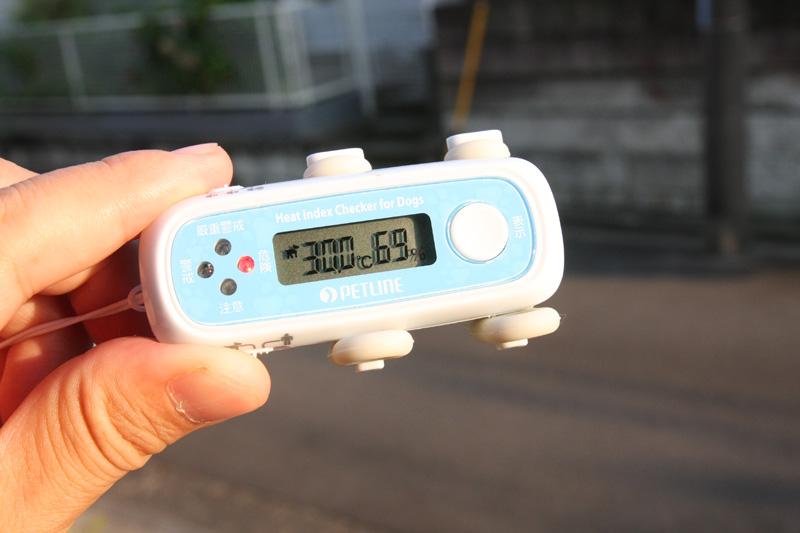 気温が高く熱中症の恐れがある場合は、右の赤いランプが点灯