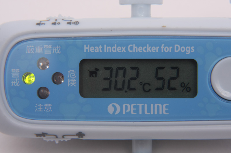 左側のランプで危険度がわかるほか、気温と湿度が表示される